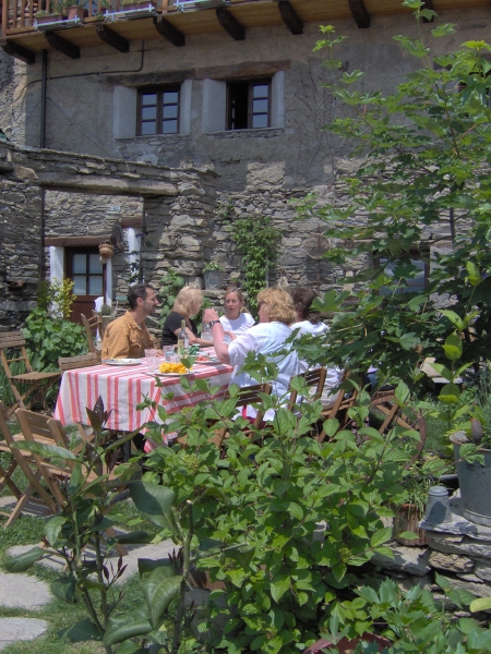 Cx_Meals_in_garden.jpg